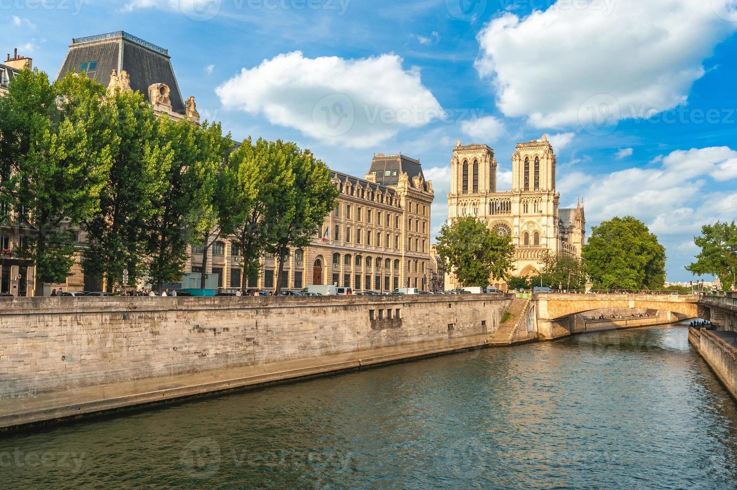 La catedral de Notre Dame de Paris y el río Sena en París, Francia foto