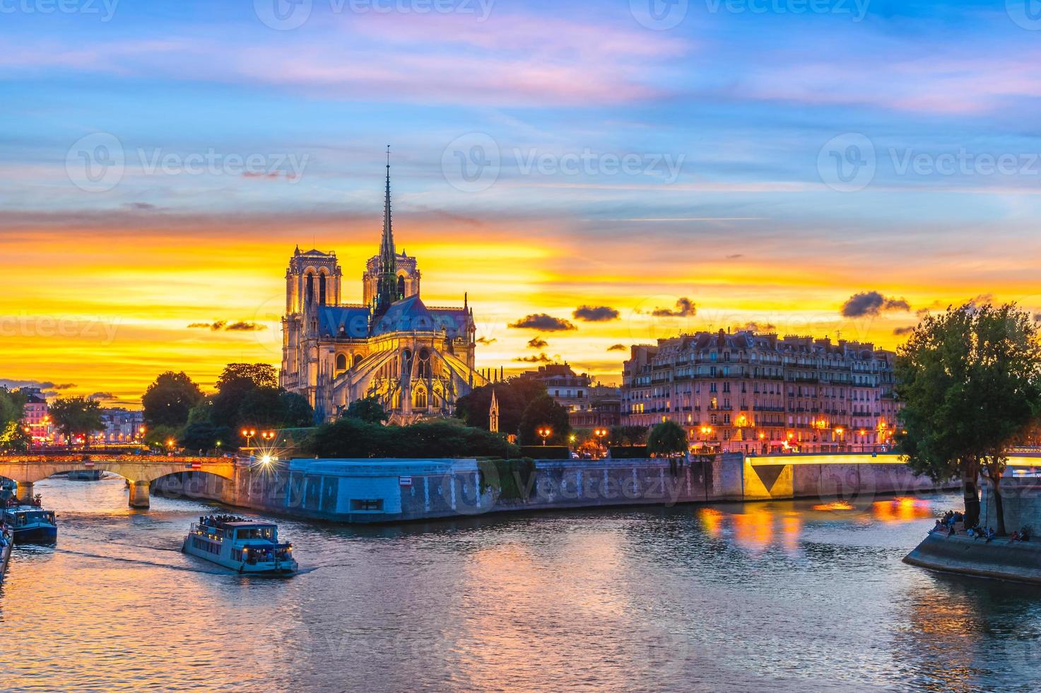 La catedral de Notre Dame de Paris y el río Sena en París, Francia foto