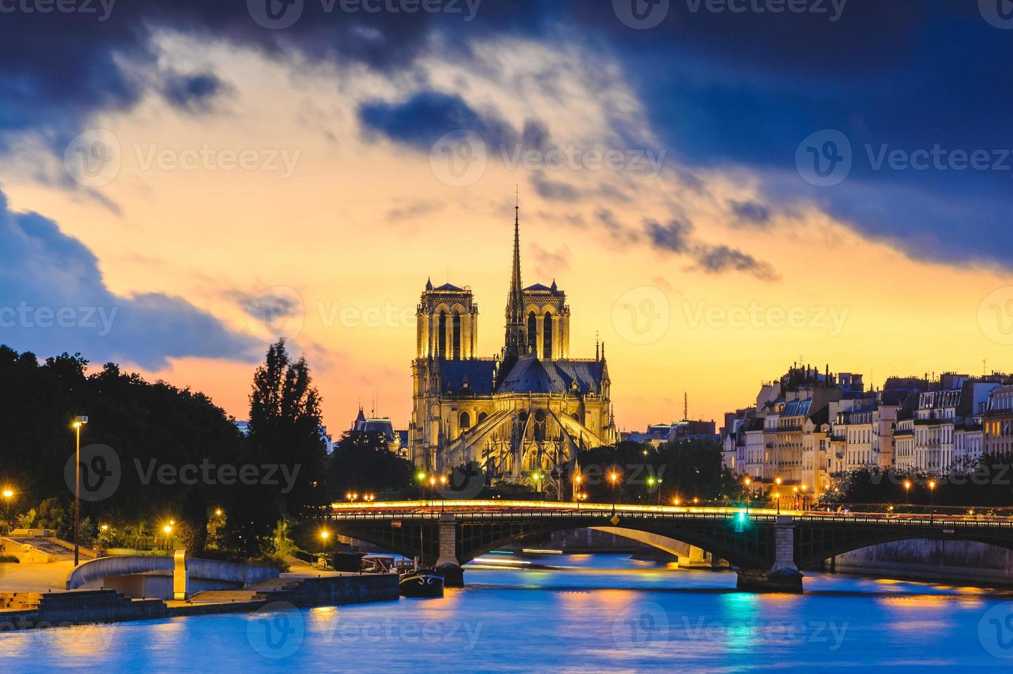 La catedral de Notre Dame de Paris y el río Sena en París, Francia foto