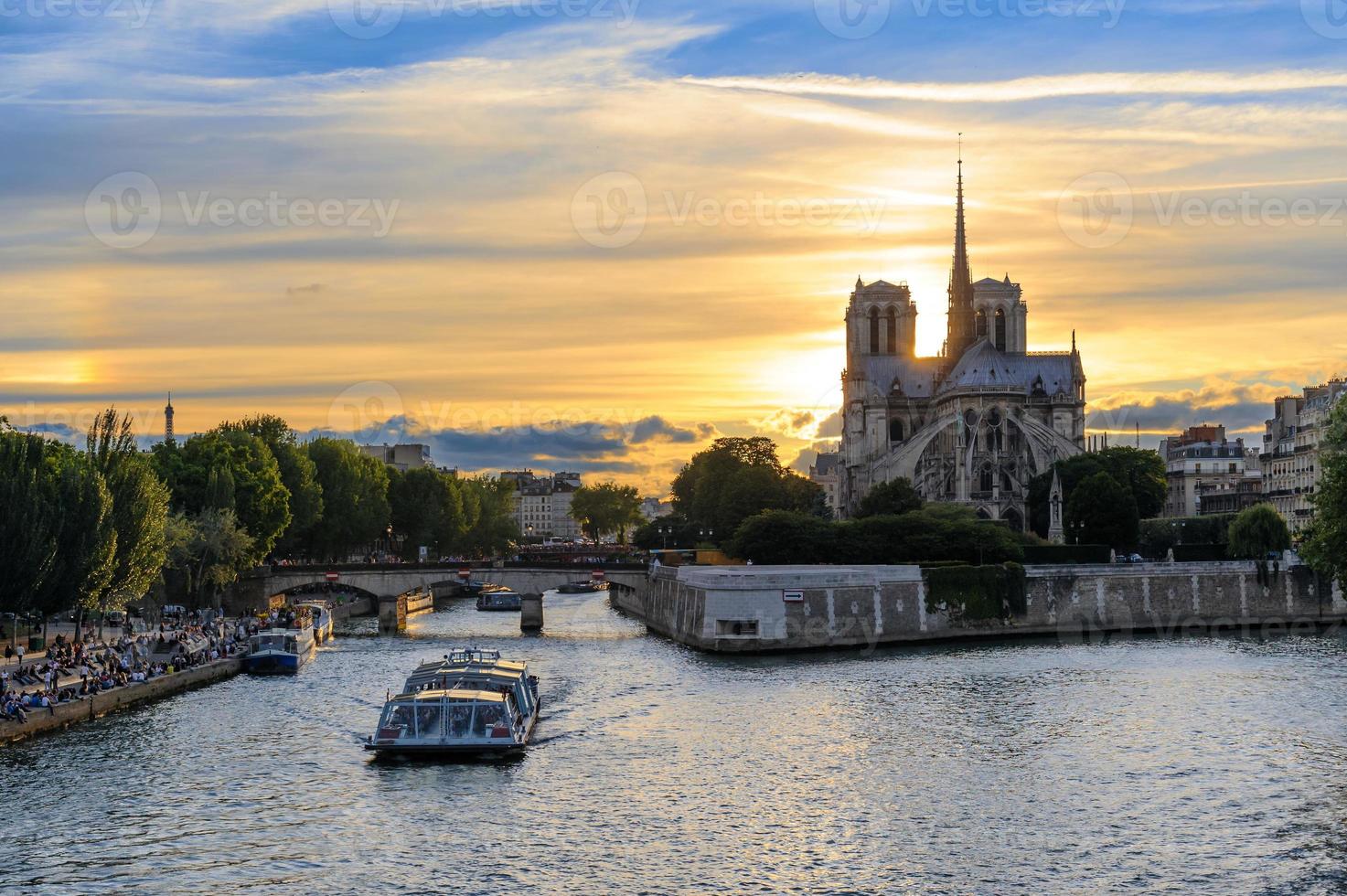 La catedral de Notre Dame de Paris y el río Sena en París, Francia foto