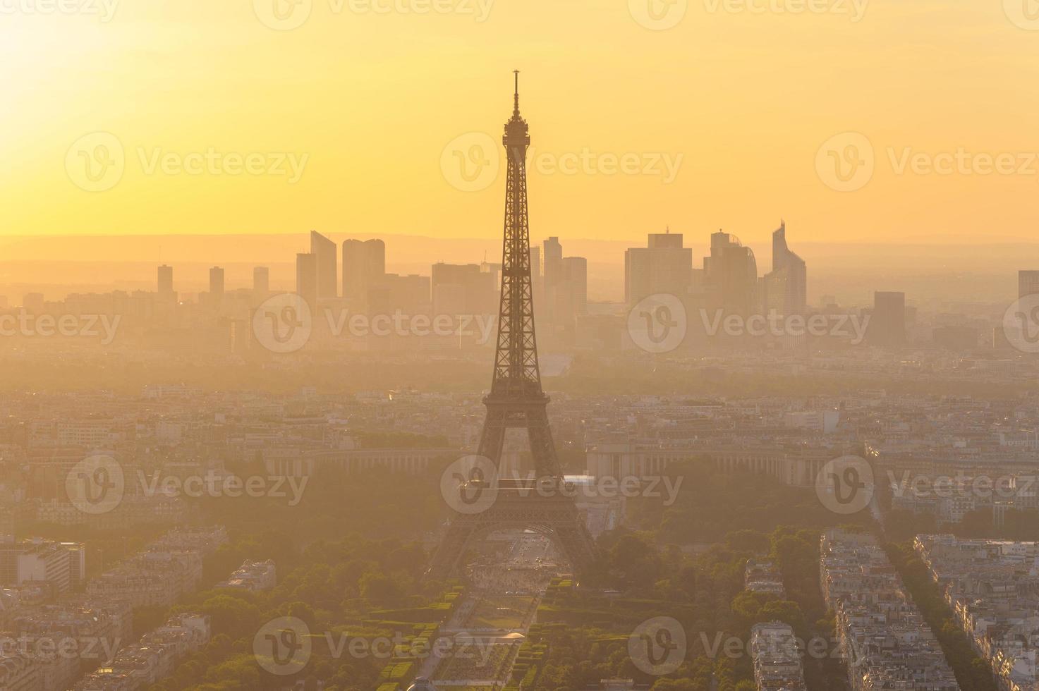 paisaje urbano de parís en el anochecer con la torre eiffel foto