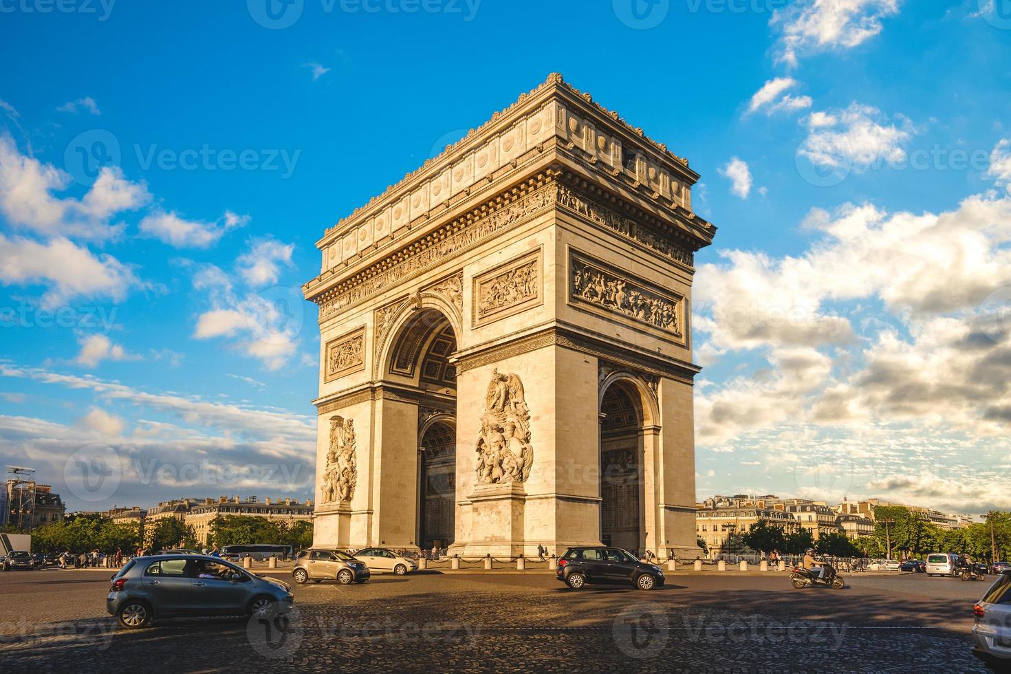 Arco del Triunfo también conocido como arco triunfal en París, Francia foto
