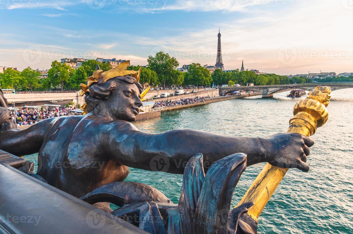 Paisaje sobre el río Sena desde el puente Alejandro III, París, Francia foto
