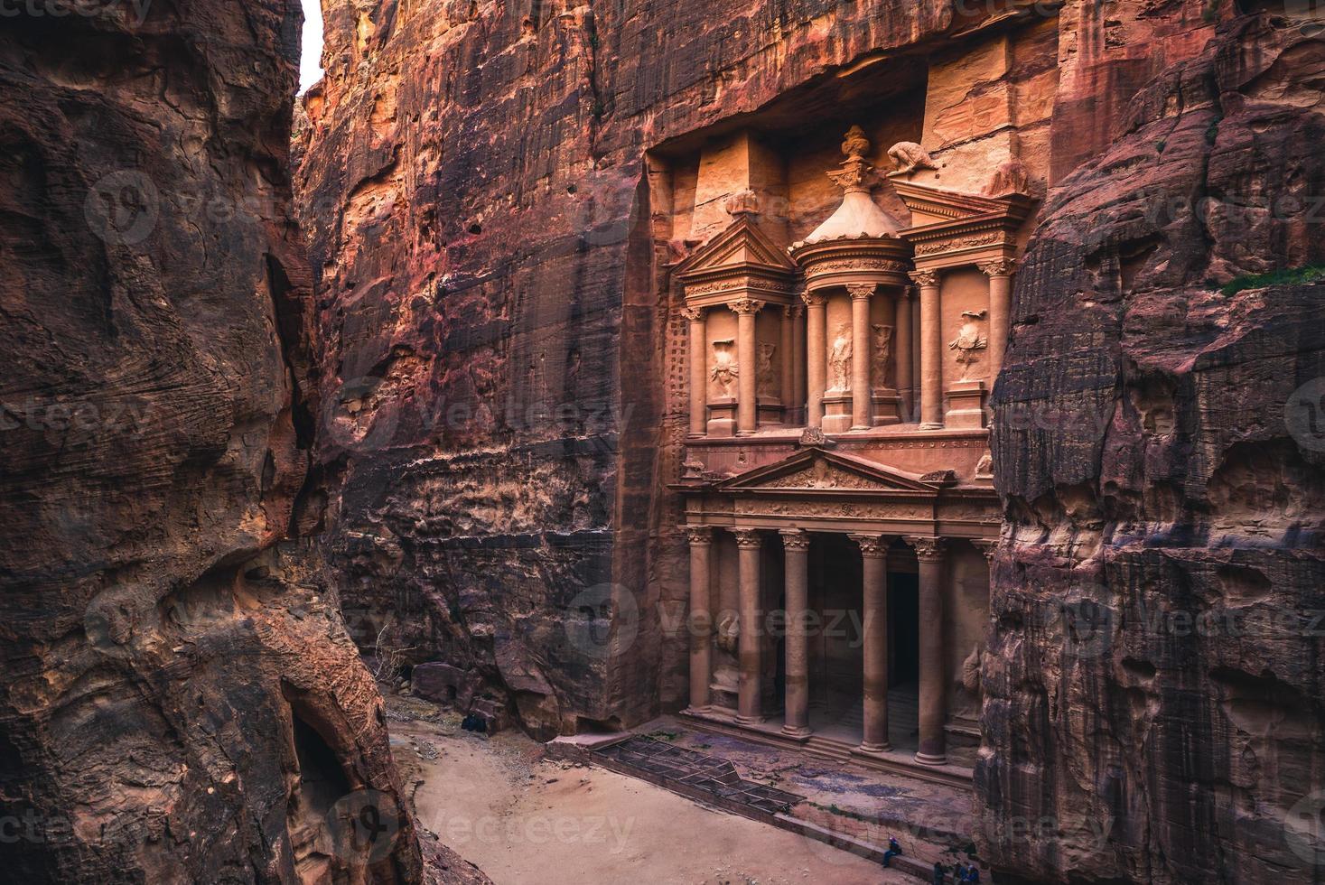 al khazneh también conocido como el tesoro en petra en jordania foto