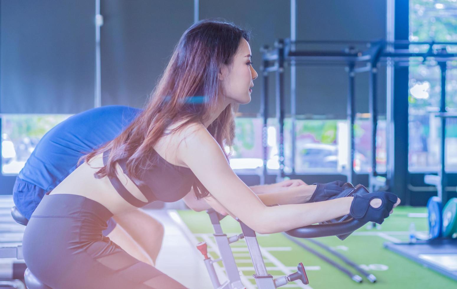 hermosa mujer ejercicios en el gimnasio foto