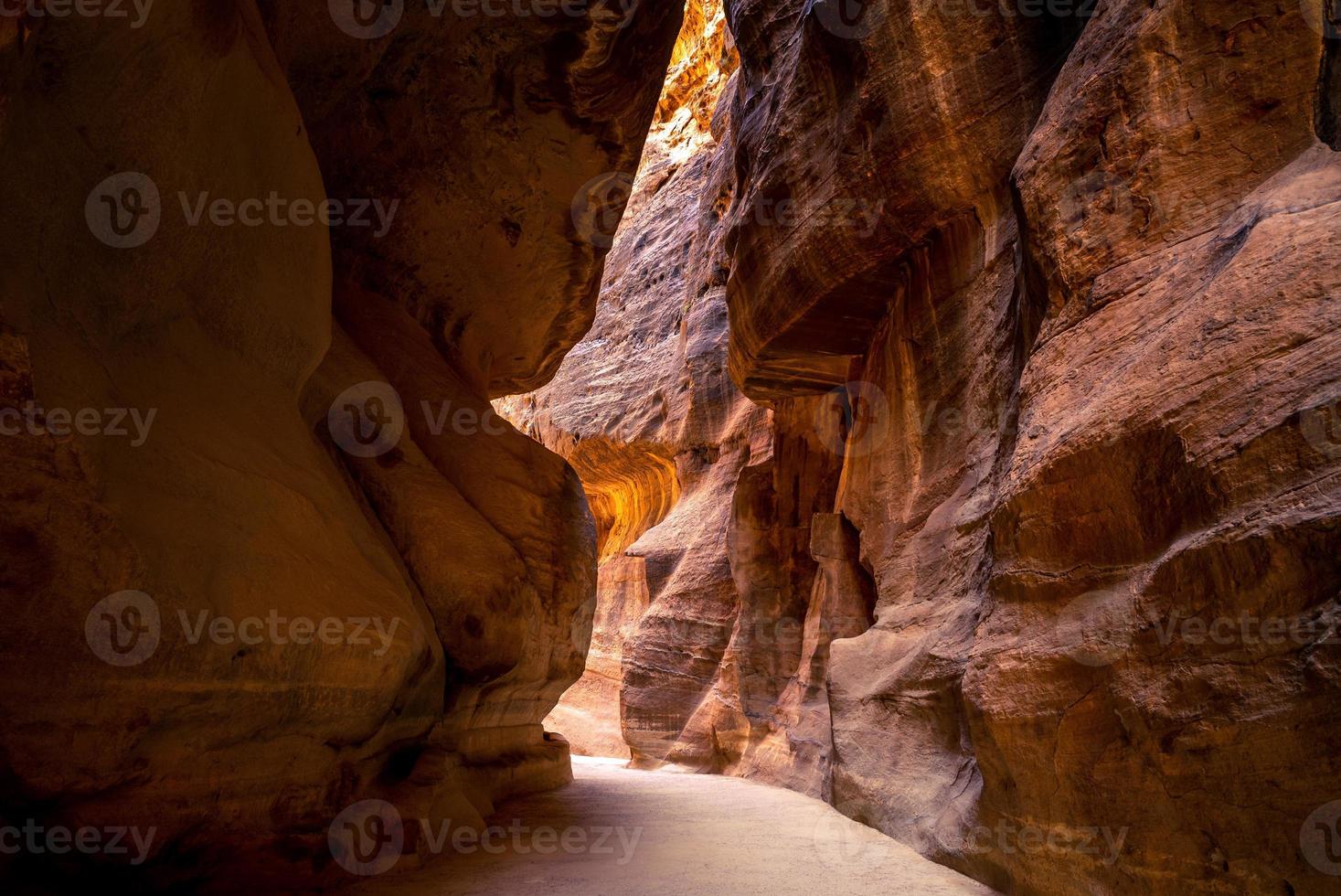 el siq, la entrada principal a petra en jordania foto