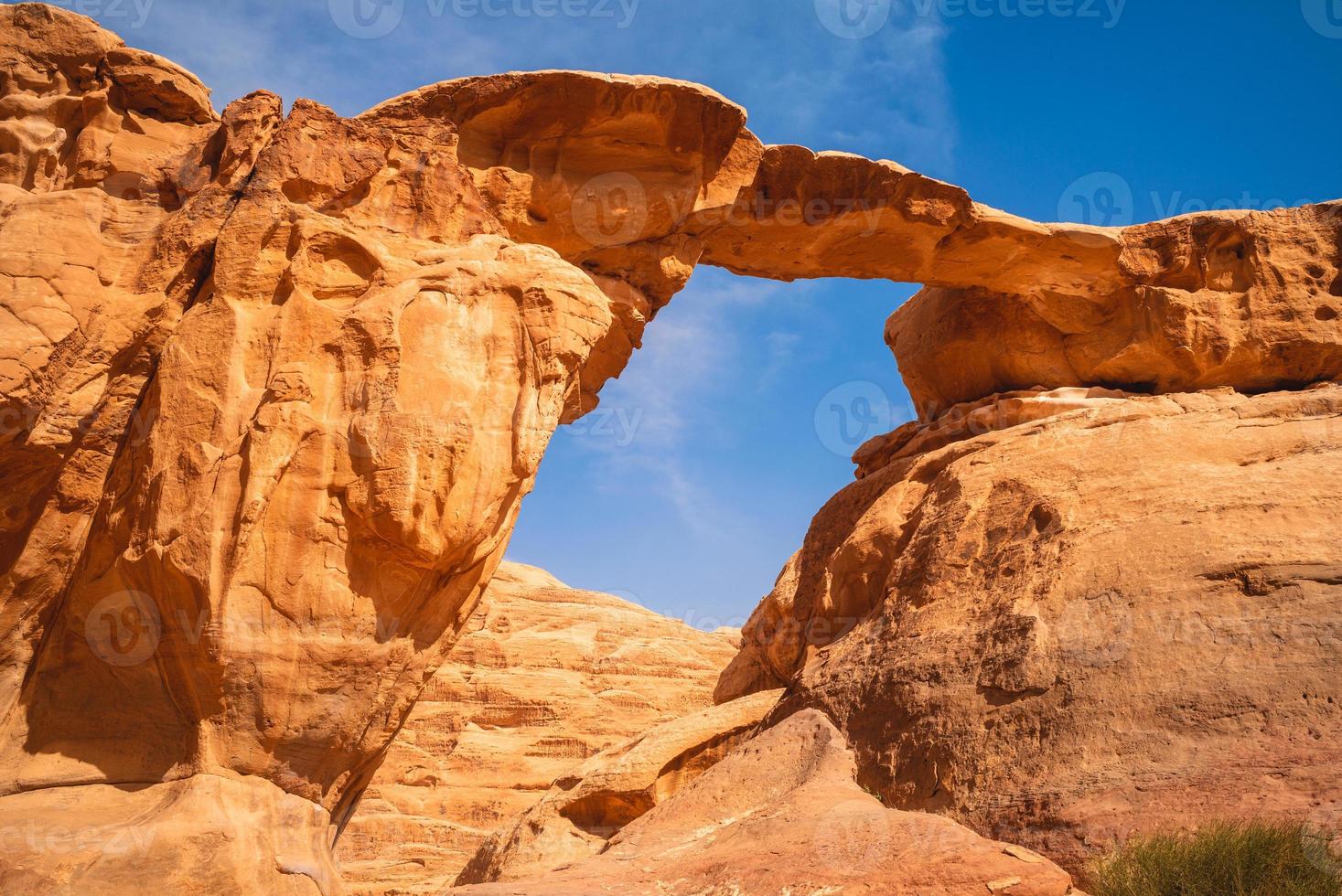 Puente de roca um fruth en el desierto de Wadi Rum, Jordania foto