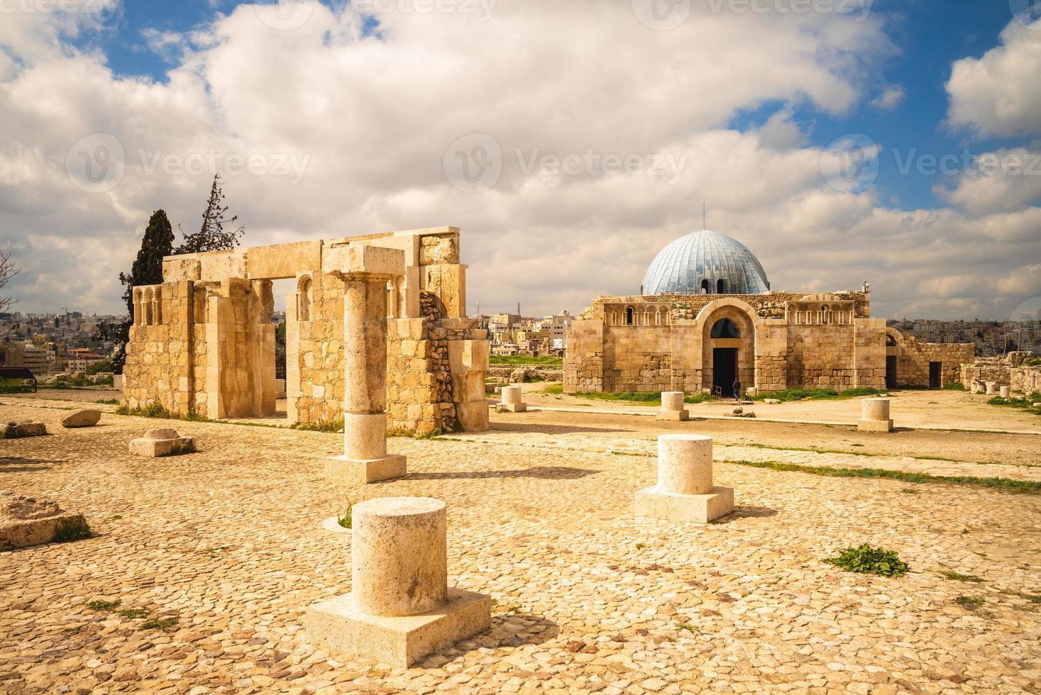 Puerta monumental del palacio omeya en la colina de la ciudadela en Ammán, Jordania foto