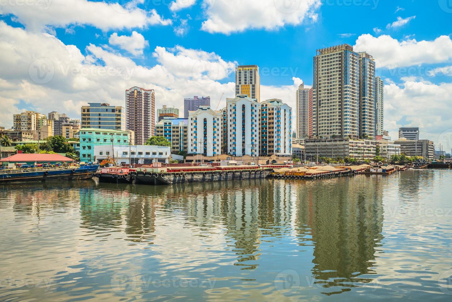 Horizonte de Manila por el río Pasig en Filipinas foto