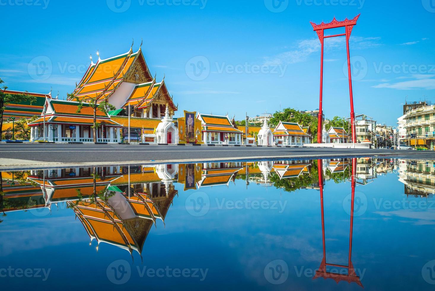 Wat Suthat y columpio gigante en Bangkok, Tailandia foto