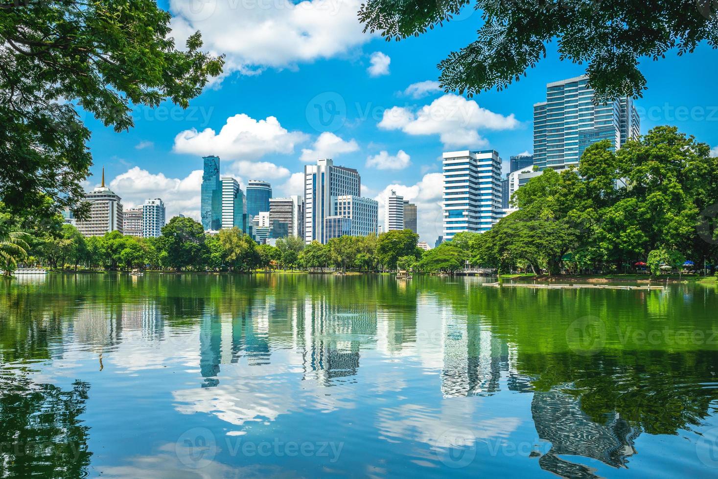 paisaje del parque lumphini en bangkok, tailandia foto