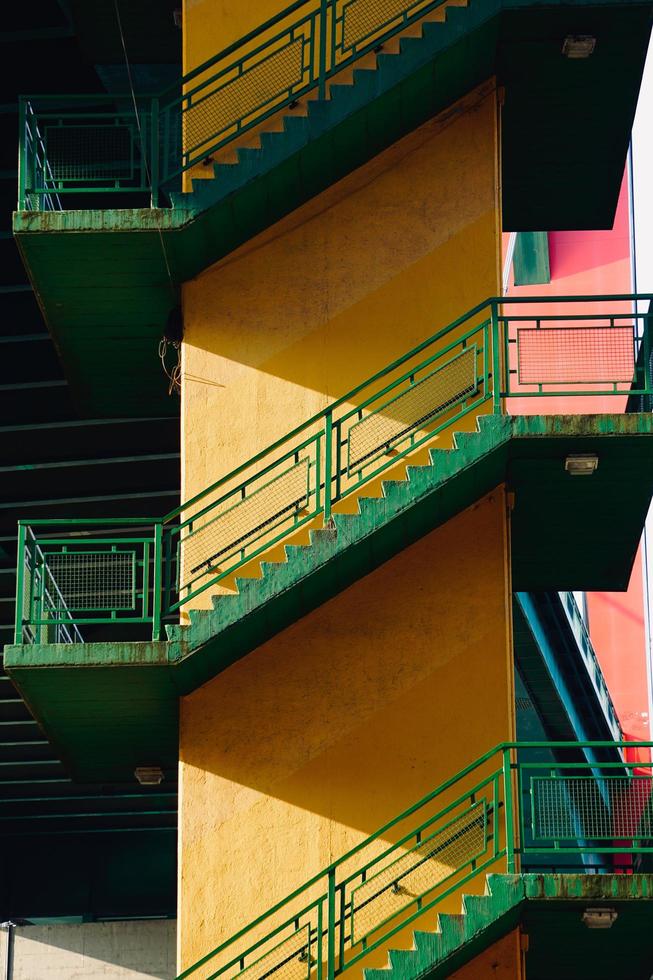arquitectura de escaleras en la ciudad foto