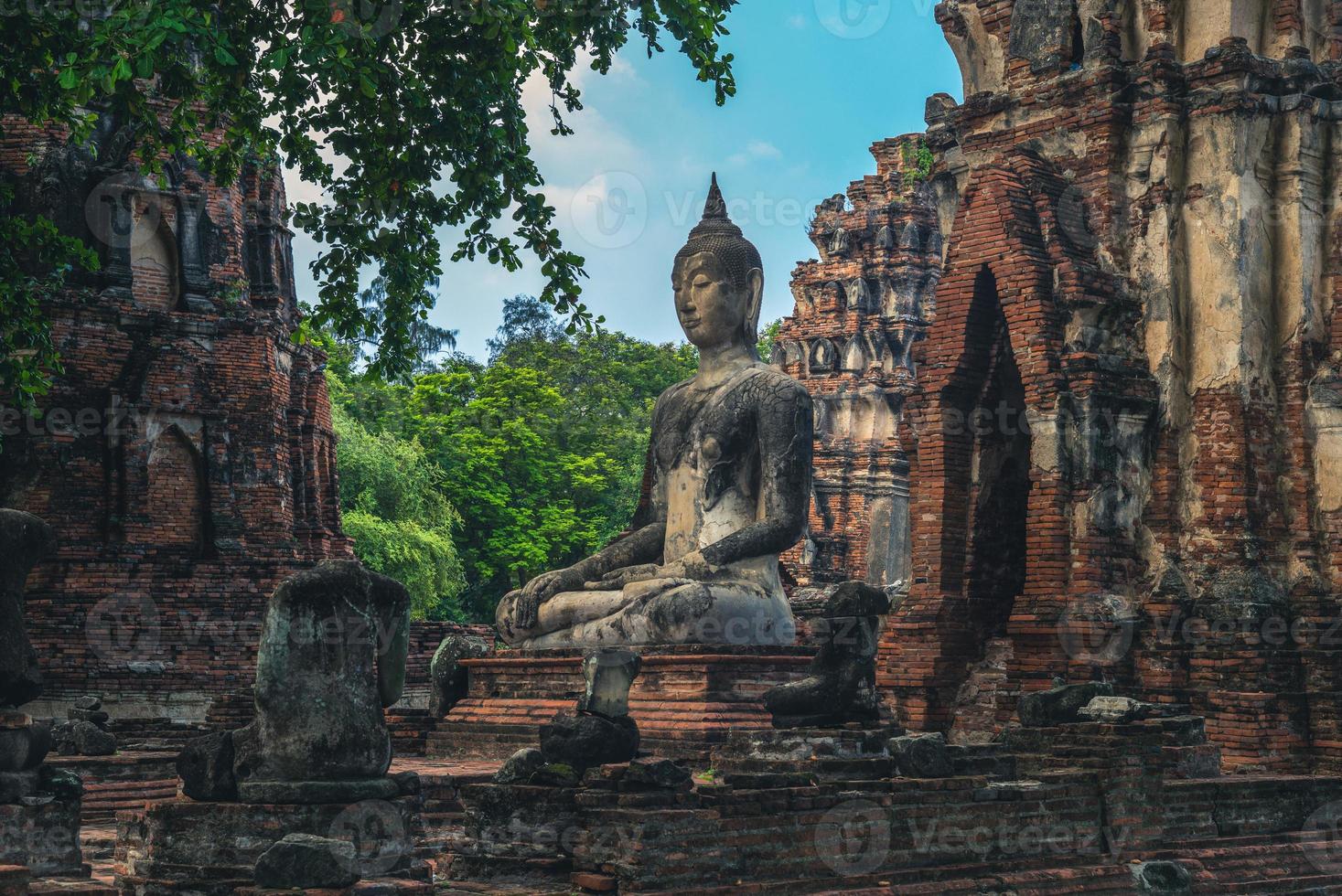 Prang y estatua de Buda en Wat Mahathat en Ayutthaya, Tailandia foto