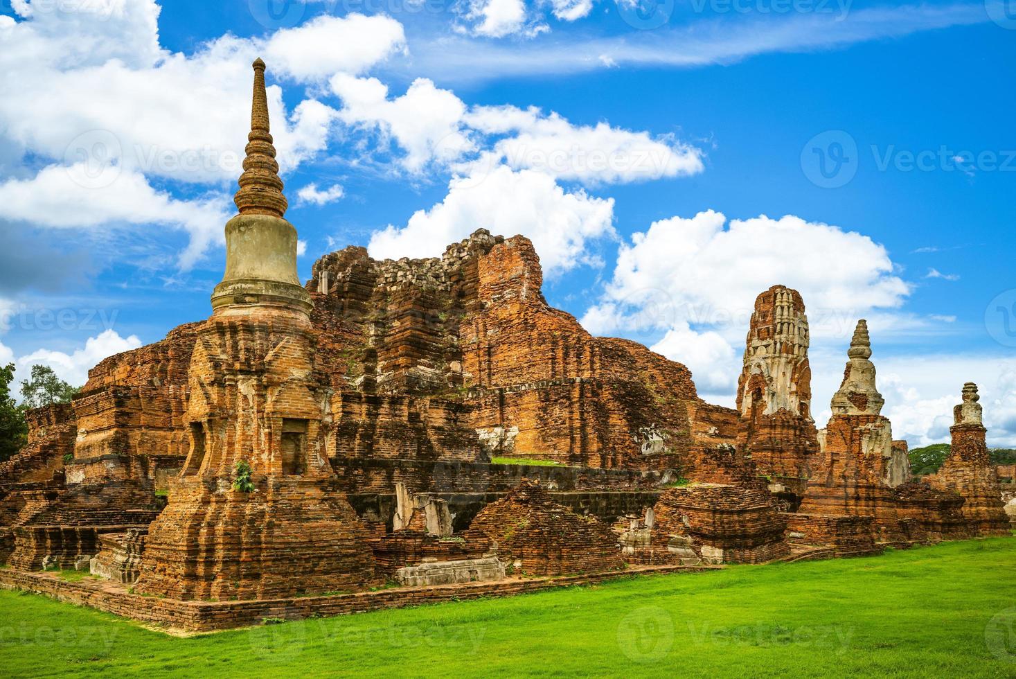 las ruinas de wat mahathat en ayutthaya en tailandia foto