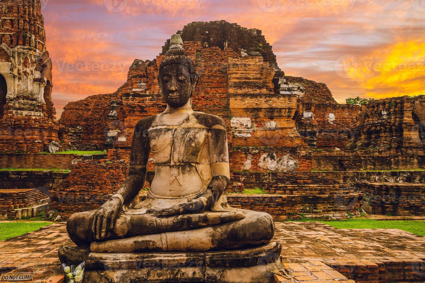 Estatua de Buda en Wat Mahathat en Ayutthaya, Tailandia foto