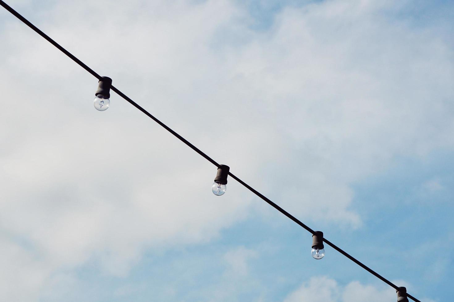 bombilla de luz y cielo azul foto