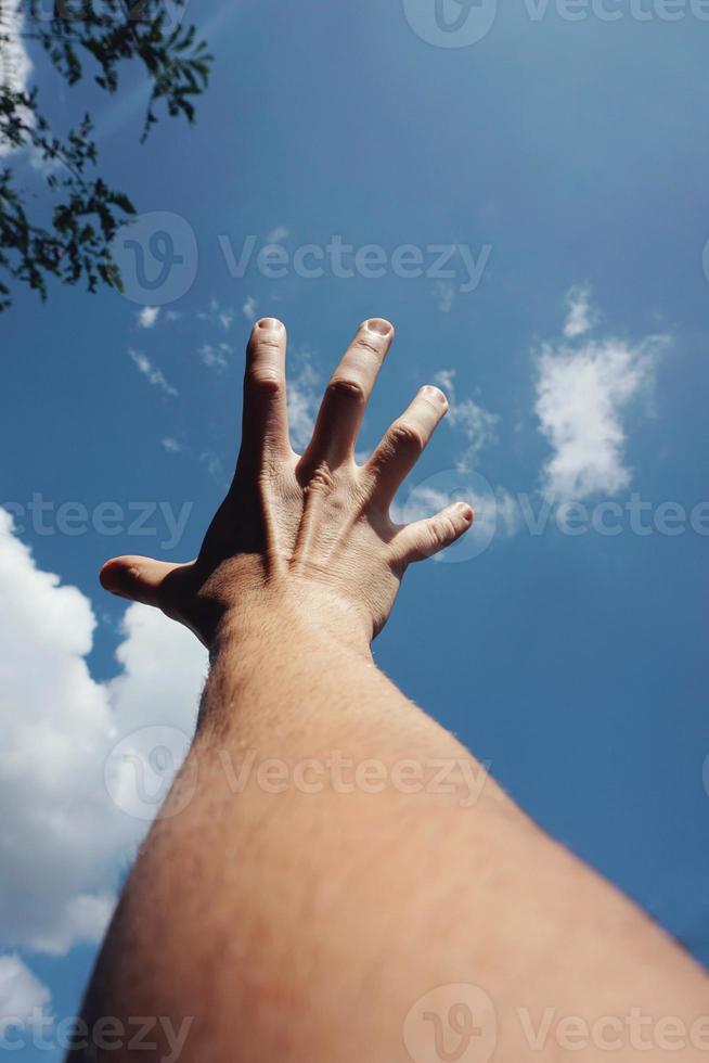 mano gesticulando en el cielo foto