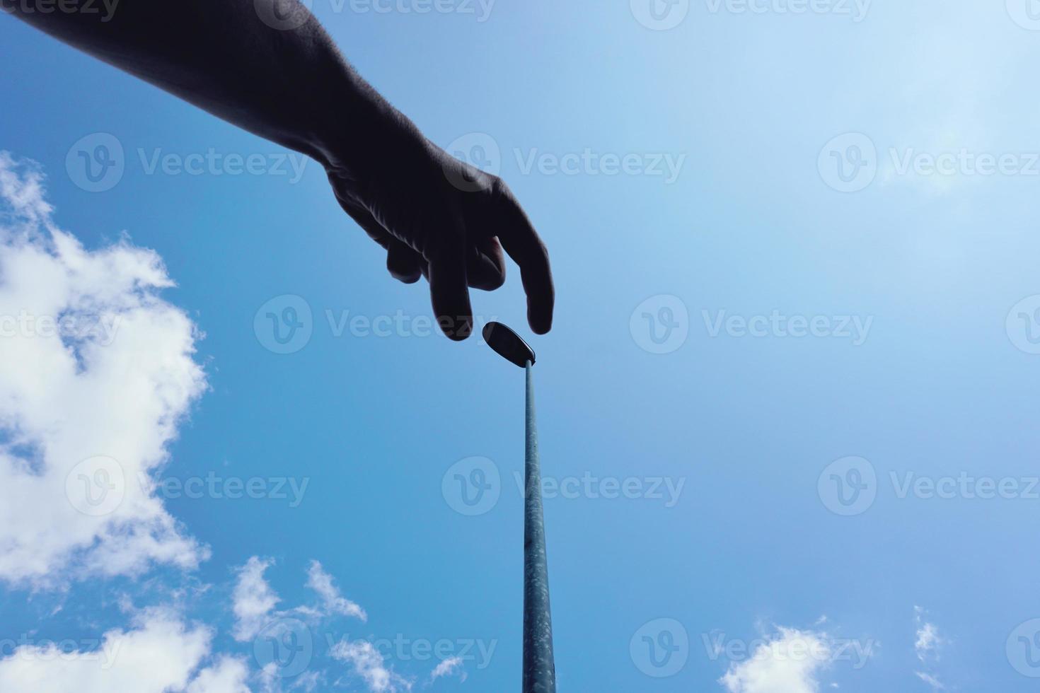 mano gesticulando en el cielo foto