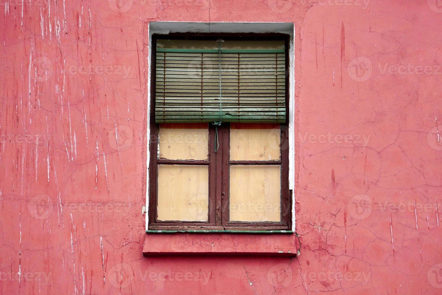 ventana en la fachada roja de la casa foto