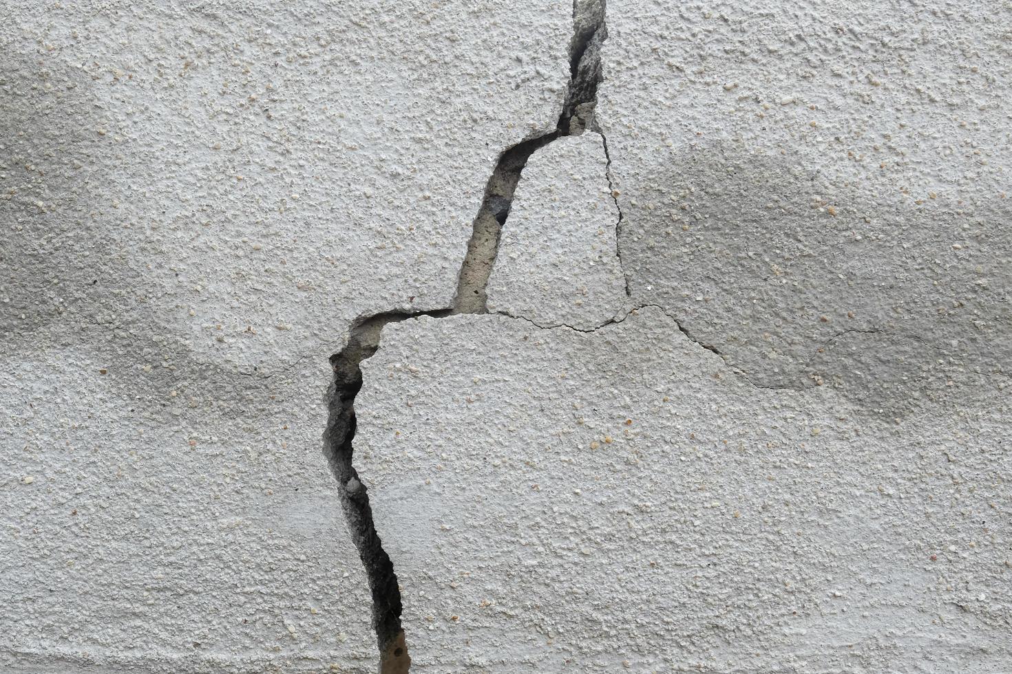 Cracks on the wall photo