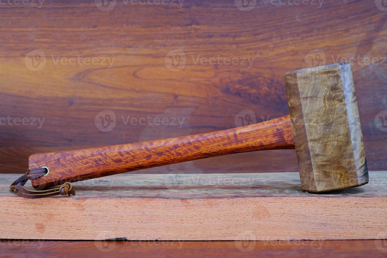 Estresante garrapata Dinámica Juego de martillo mazo de madera de padauk y herramienta hecha a mano de  Tailandia para uso de un carpintero en el taller en el antiguo banco de  trabajo. 2561871 Foto de