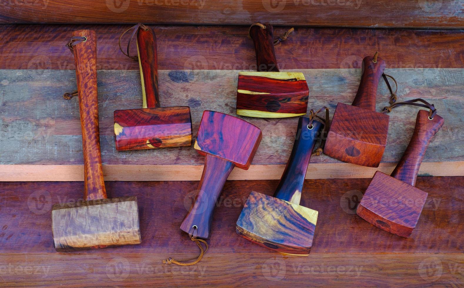 Juego de martillo mazo de madera hecha de palo de rosa herramienta hecha a mano de Tailandia para ser utilizada por un carpintero en el taller en el antiguo banco de trabajo foto