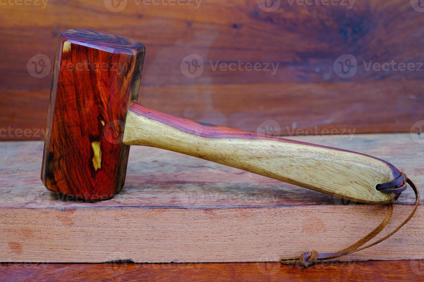 Martillo de mazo de madera de palisandro y herramienta hecha a mano de Tailandia para ser utilizada por un carpintero en el taller en el antiguo banco de trabajo foto