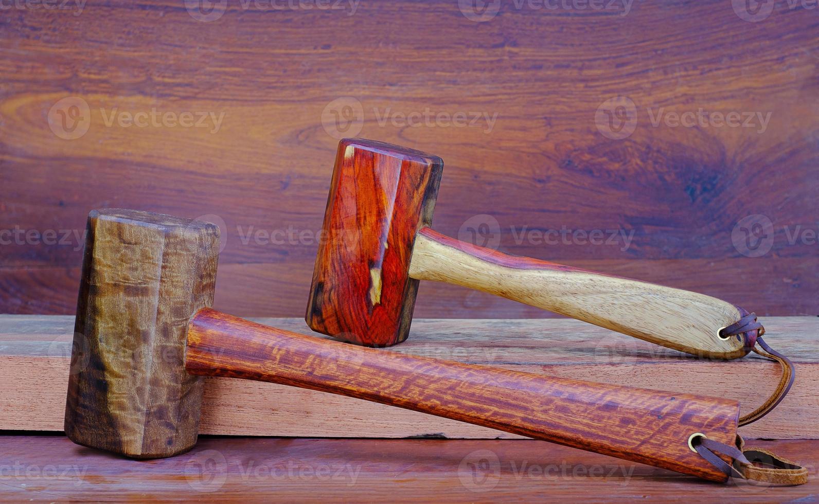 Juego de martillo mazo de palo de rosa y herramienta de madera padauk hecha a mano en Tailandia para ser utilizada por un carpintero en el taller en el antiguo banco de trabajo. foto