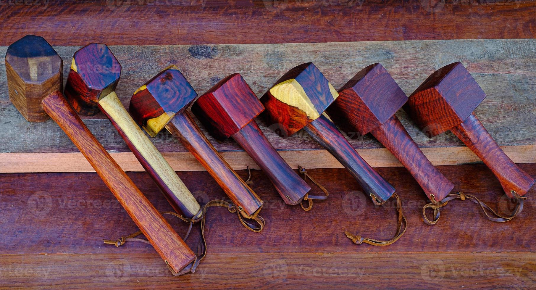 Juego de martillo mazo de madera hecha de palo de rosa herramienta hecha a mano de Tailandia para ser utilizada por un carpintero en el taller en el antiguo banco de trabajo foto