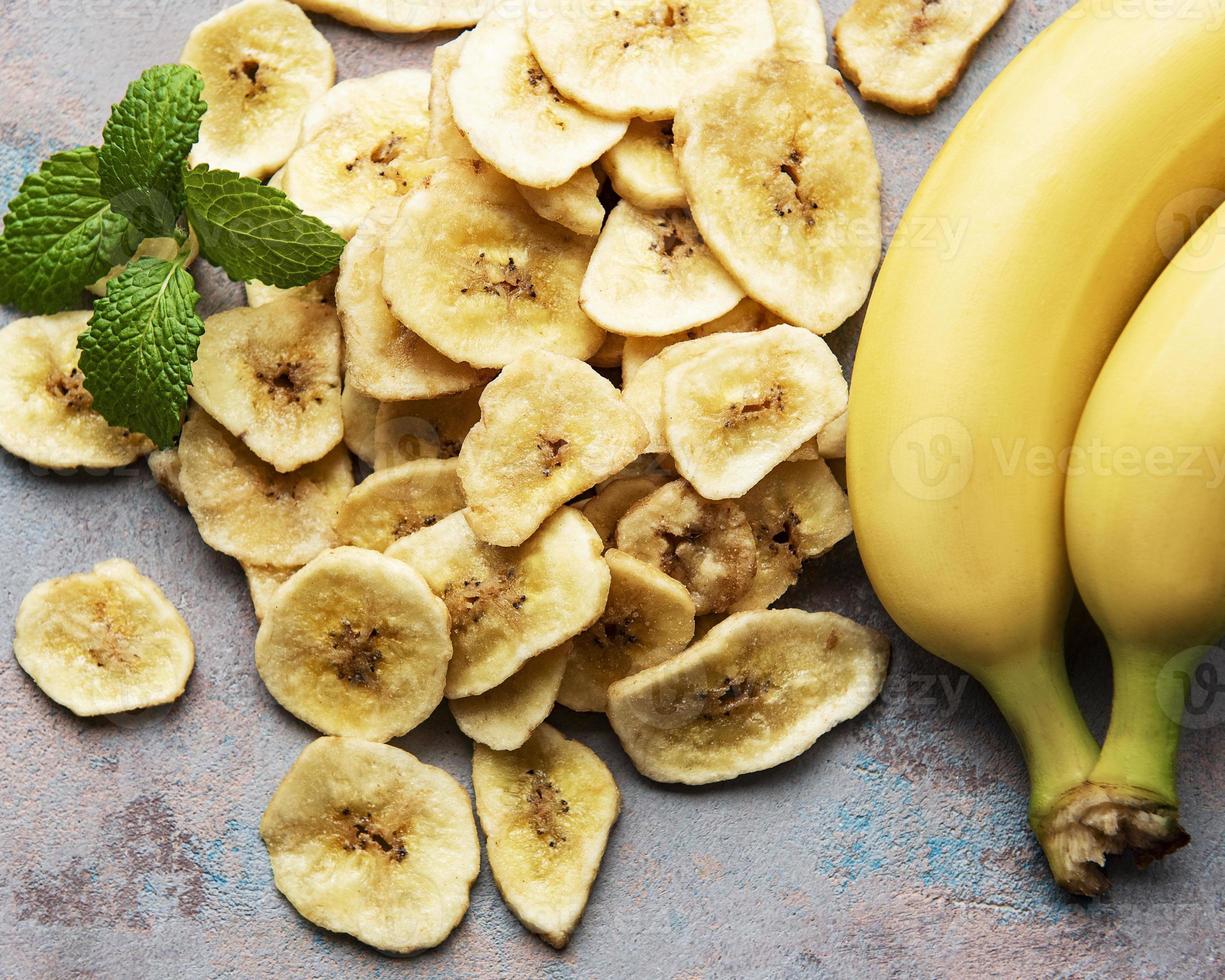 rodajas de plátano confitado secas o chips foto