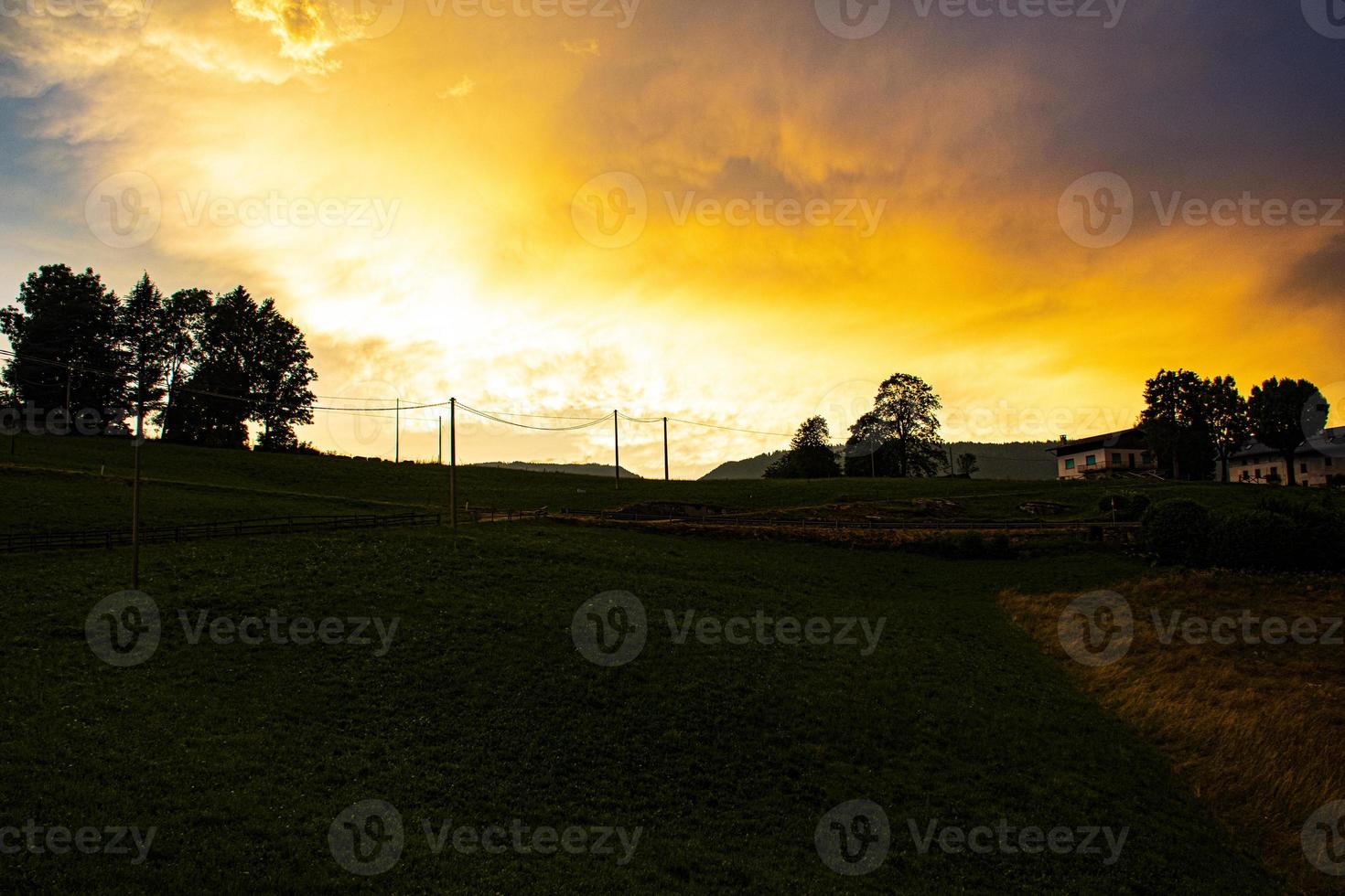 puesta de sol en las montañas foto