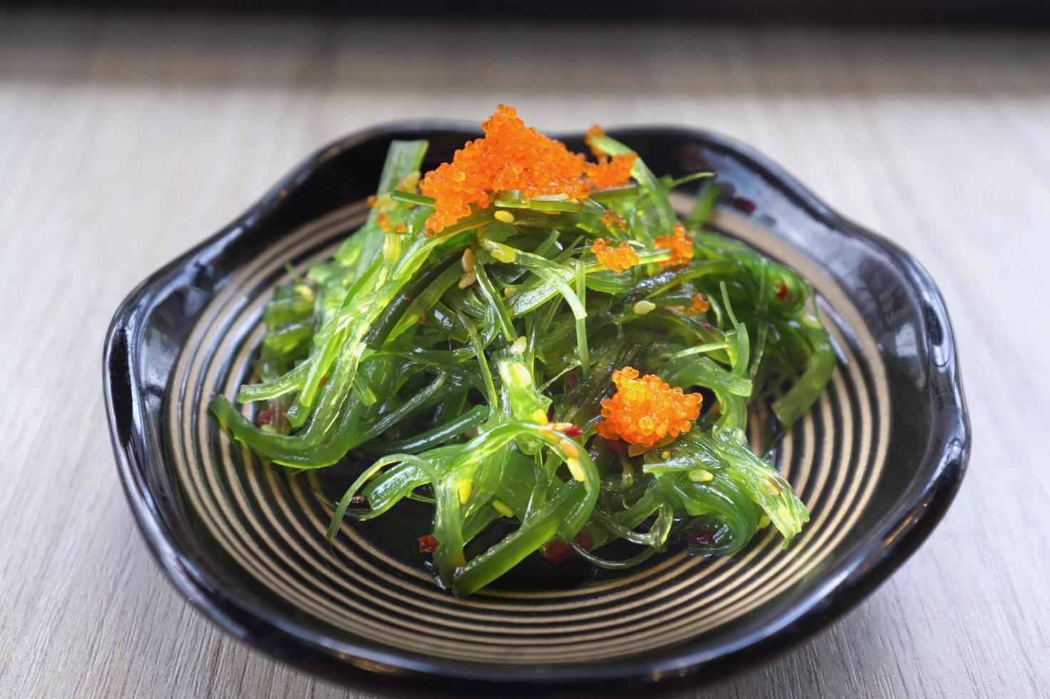 deliciosa ensalada de algas frescas en un plato foto