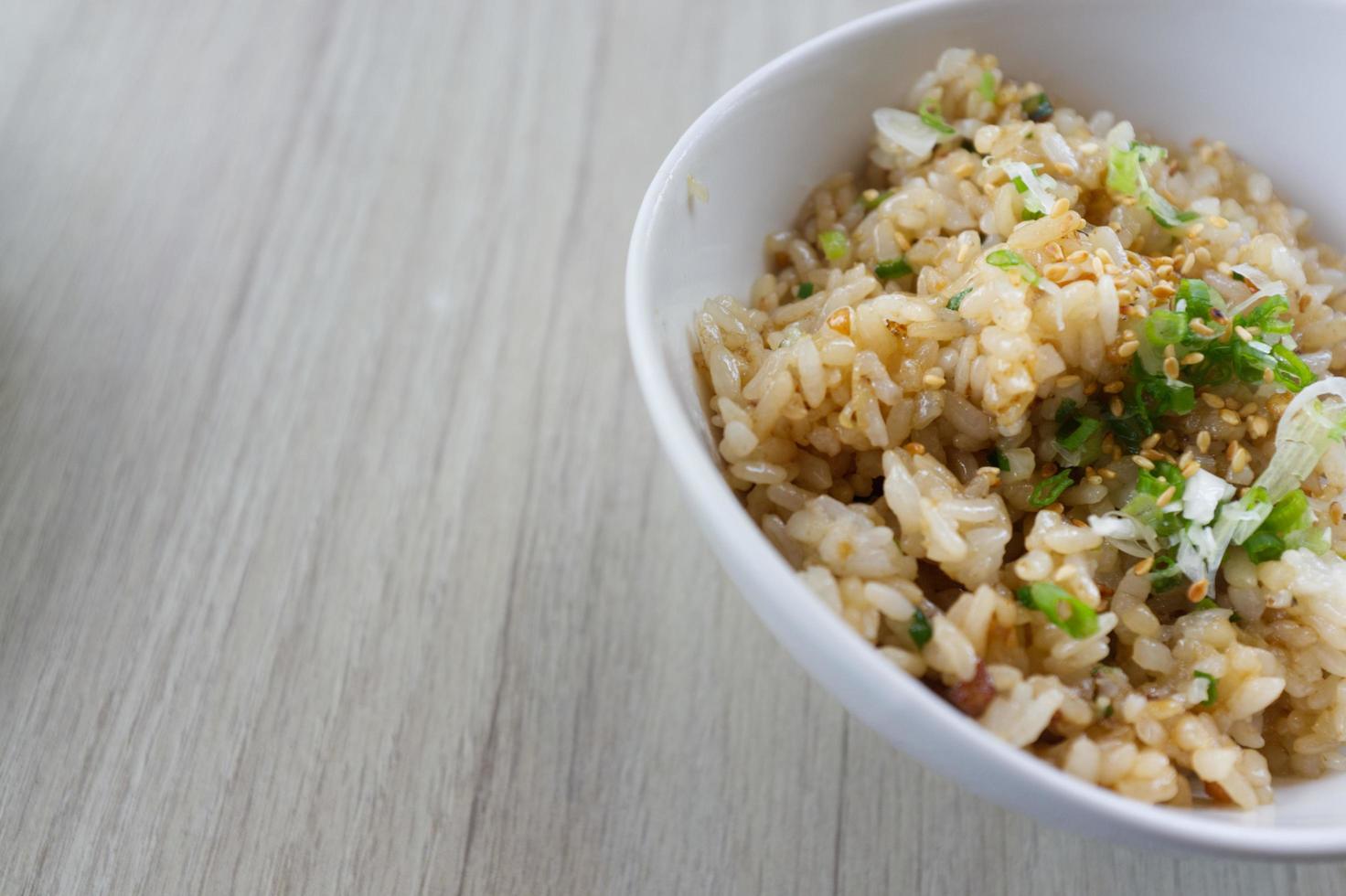 arroz frito con ajo japonés con verduras foto