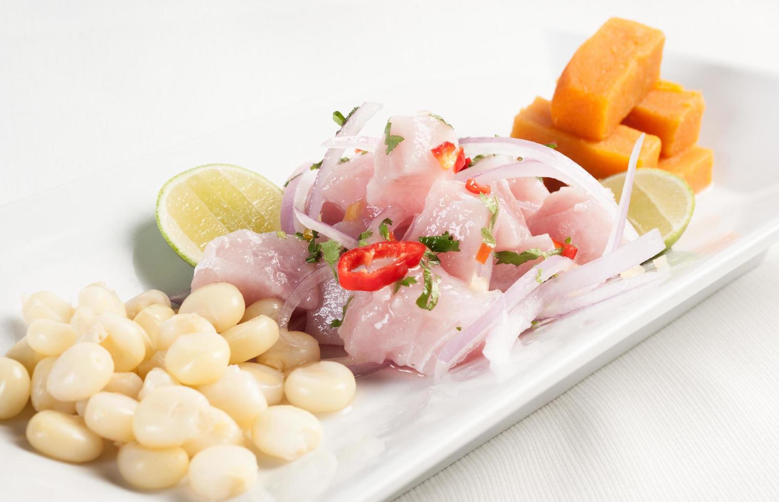 ceviche de pescado crudo marinado en jugo de lima foto