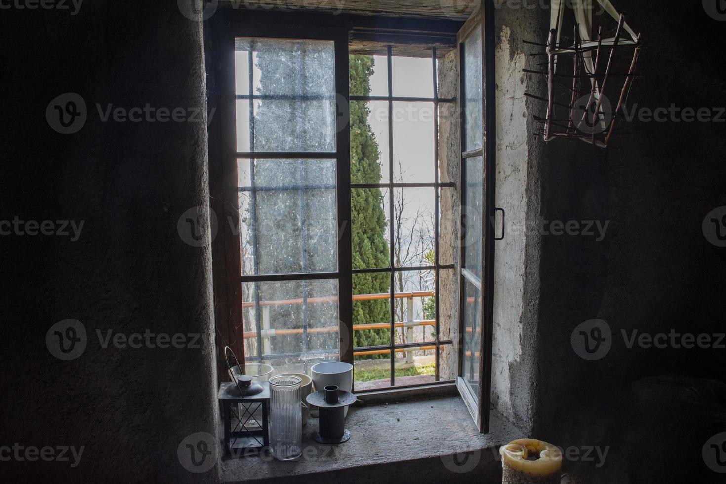 la luz entra en la ventana vieja foto