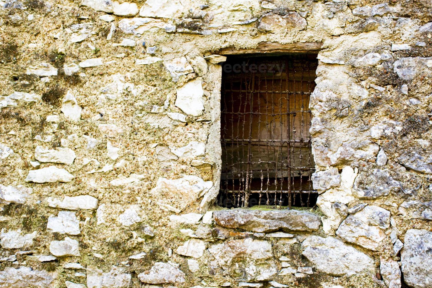 ventana vieja con marco de alambre foto