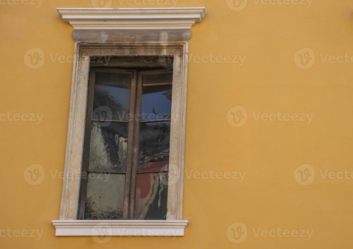 ventana en pared ocre foto