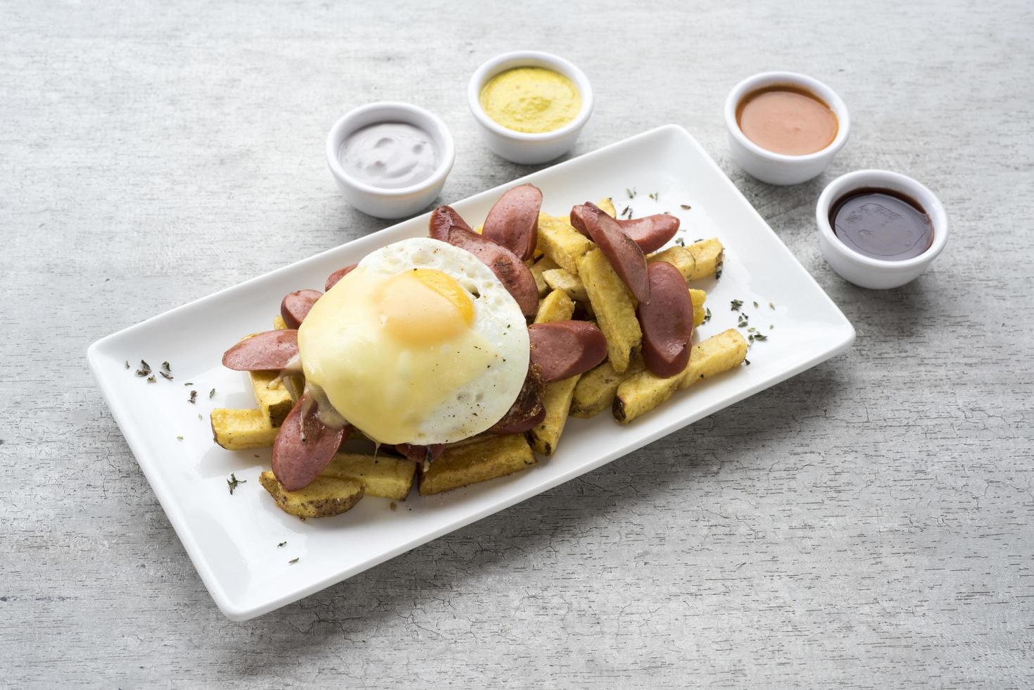 salchipapas es un plato de comida rápida de américa latina que se vende en las calles de lima perú y colombia foto