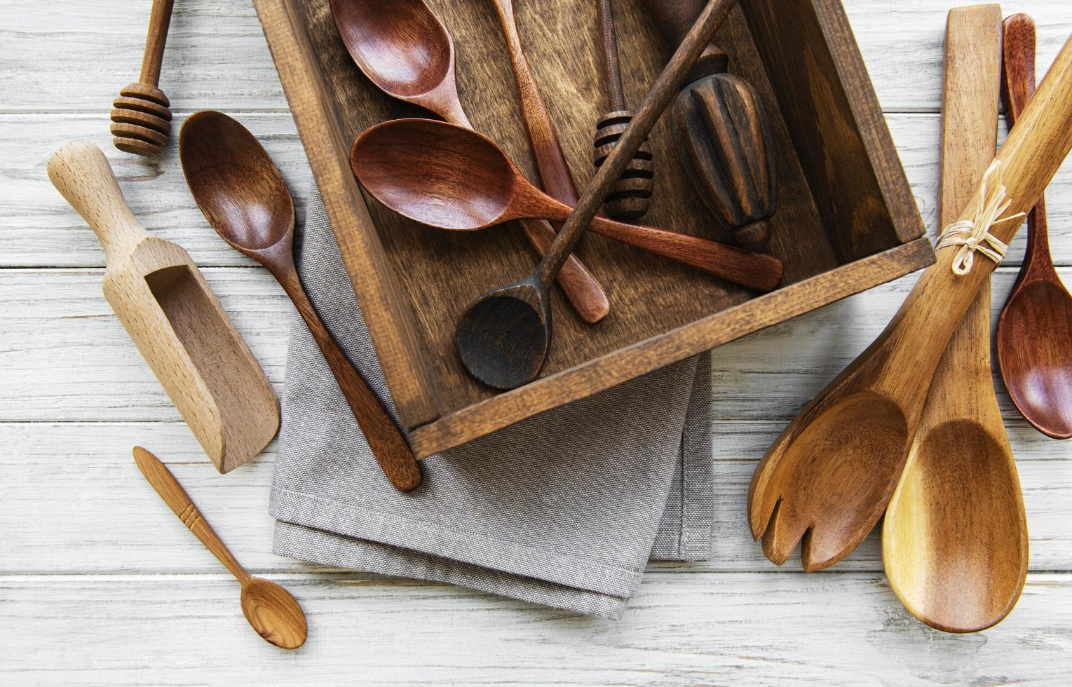 cubiertos de madera utensilios de cocina foto