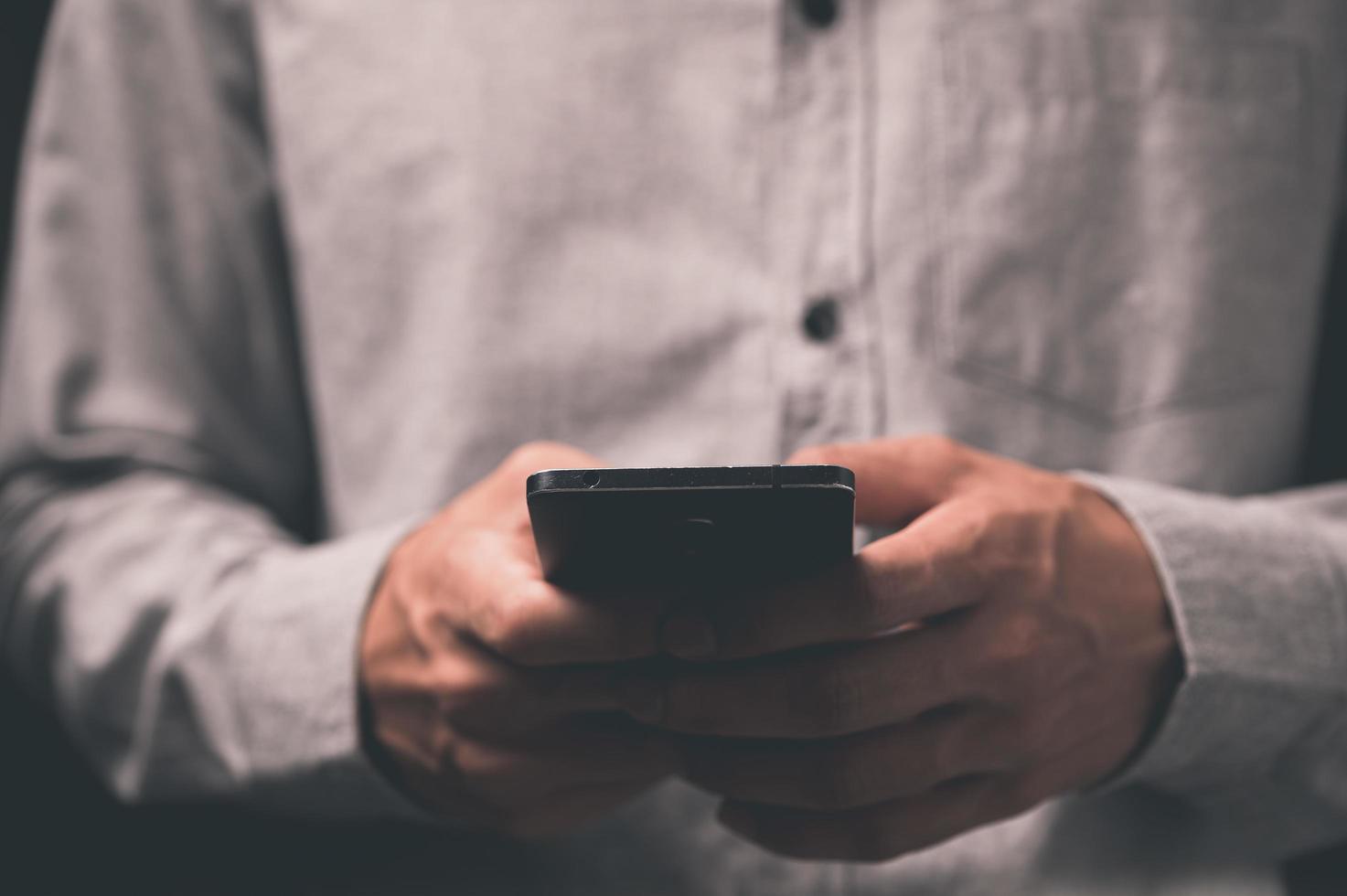 hombre sosteniendo un teléfono inteligente foto