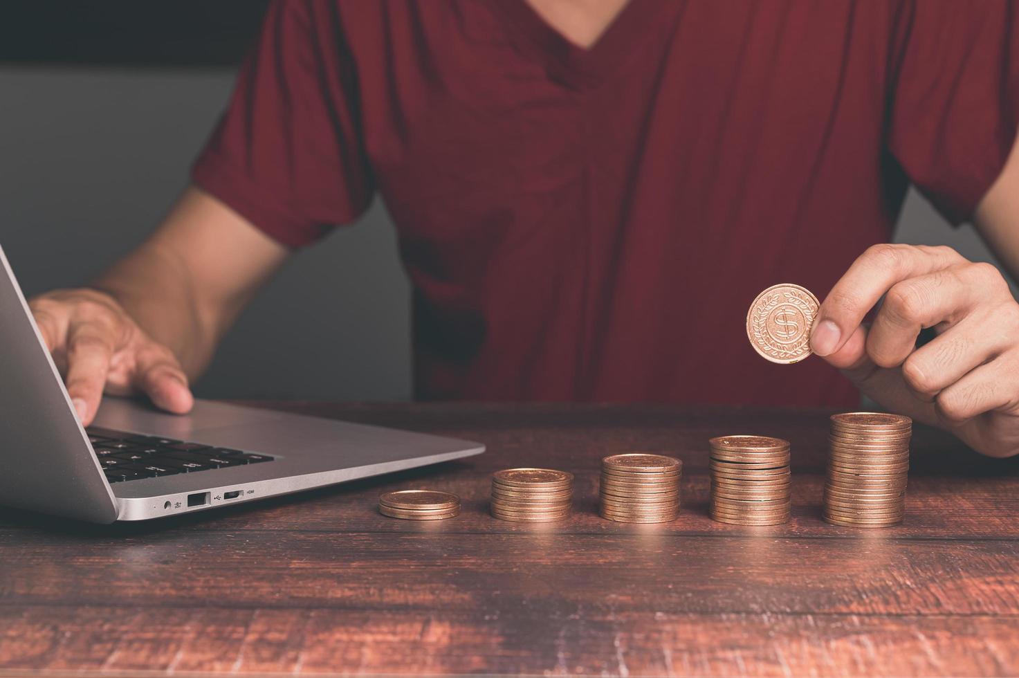 concepto de inversión y crecimiento financiero monedas apiladas foto