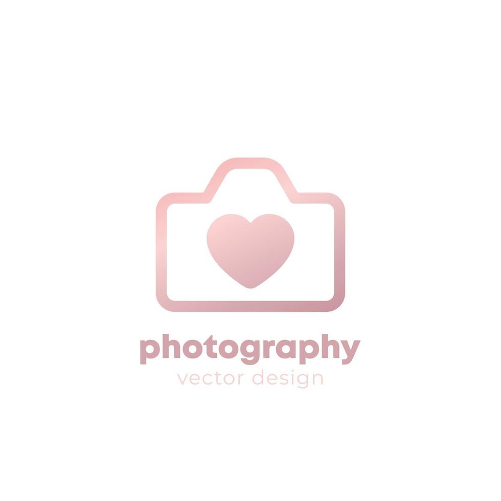 Diseño de logotipo de fotografía con cámara y corazón en blanco. vector