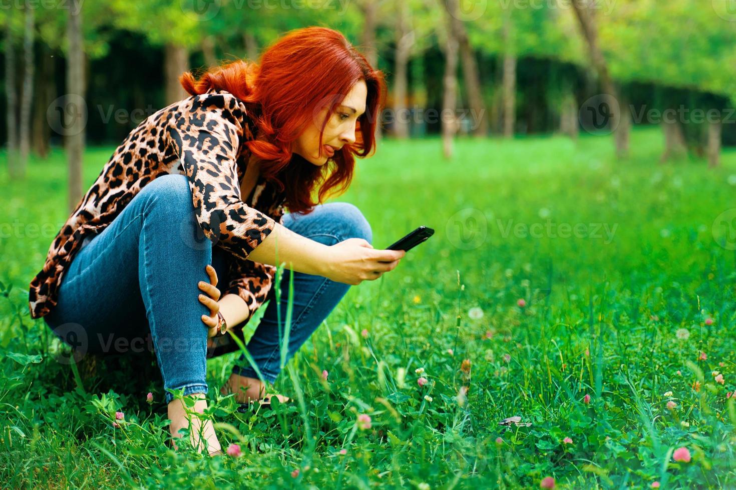 persona femenina toma una foto de la hierba