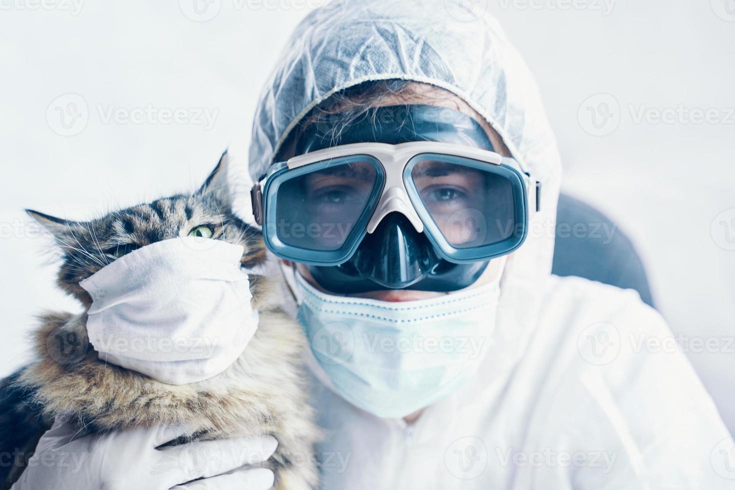 hombre en traje y gato en una máscara médica foto