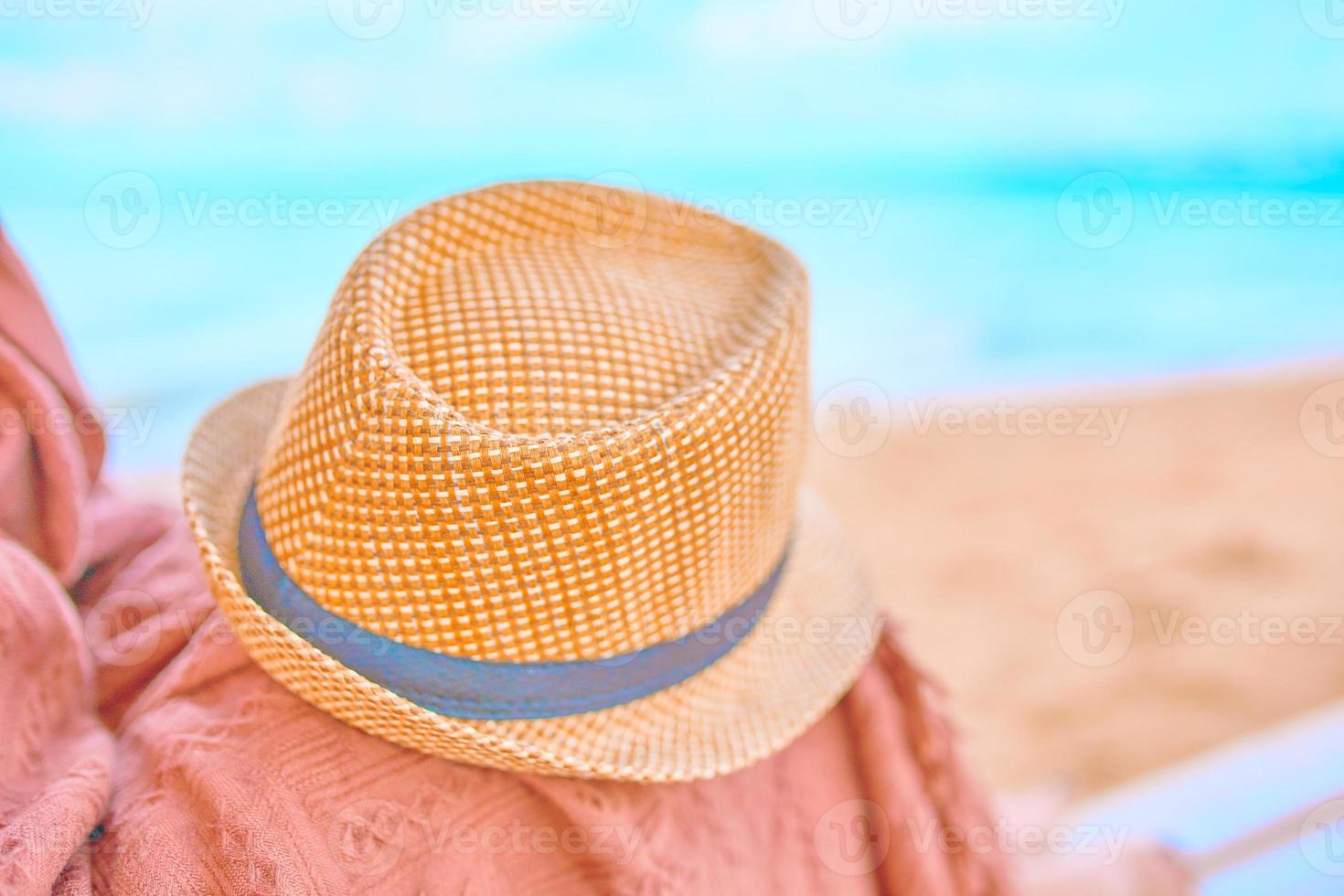 sombrero de paja en un caluroso día libre foto