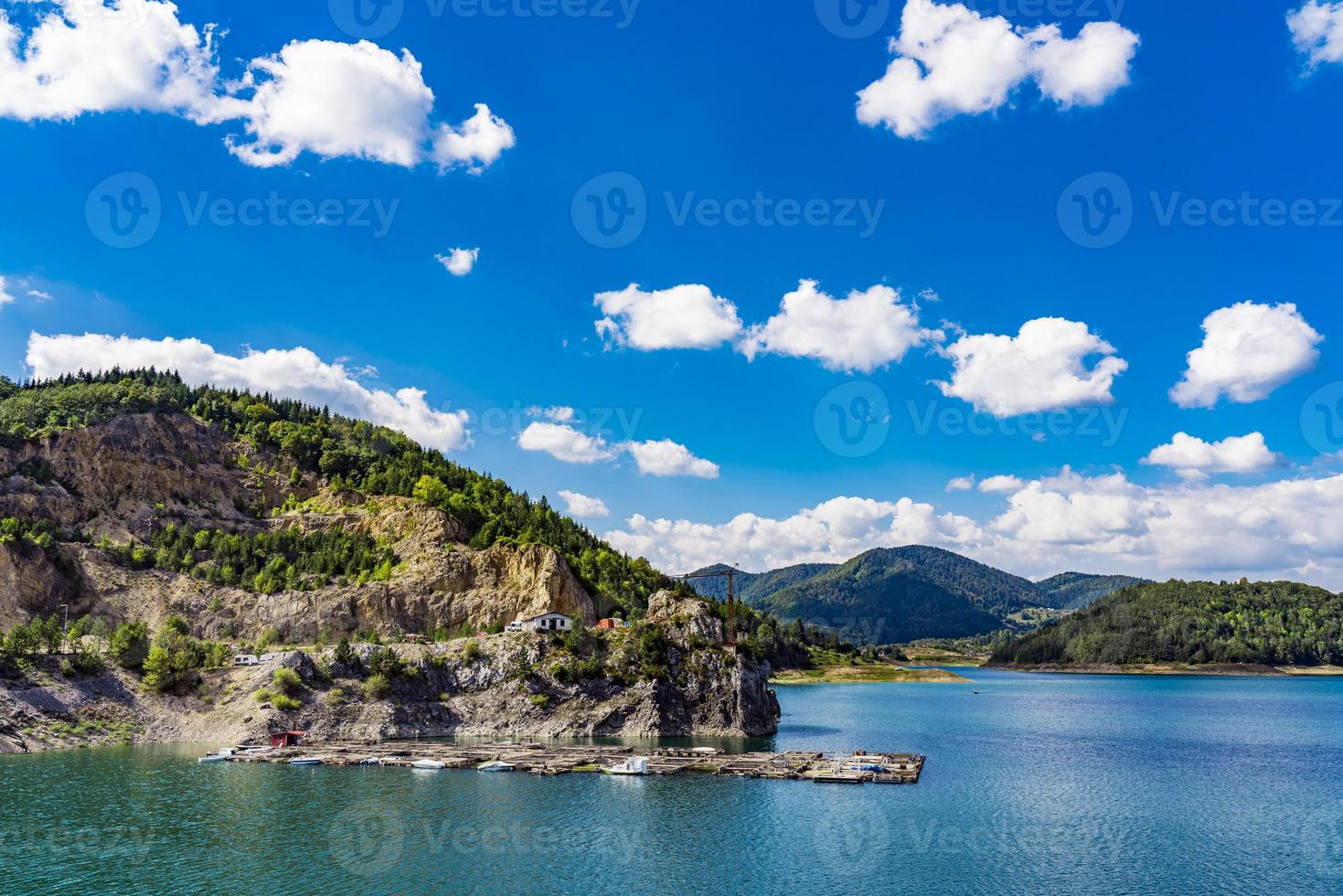 lago zaovine en serbia foto