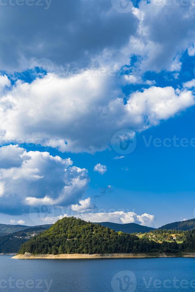 lago zaovine en serbia foto