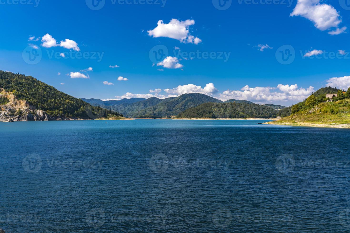 lago zaovine en serbia foto