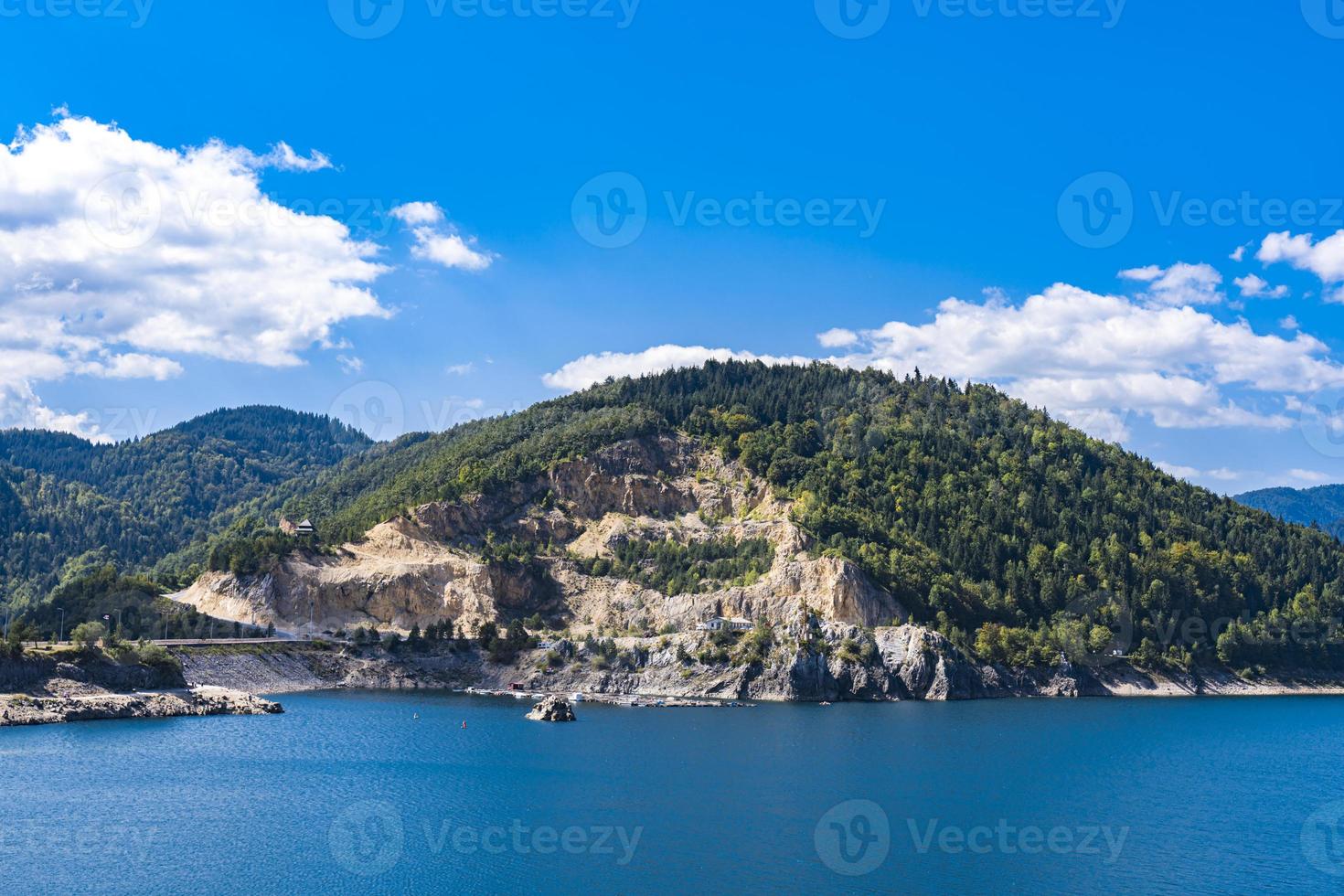 lago zaovine en serbia foto