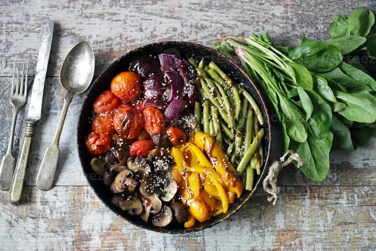 verduras al horno en una sartén foto